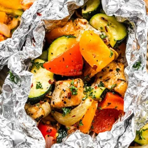 Chicken and Vegetables in Foil Packets - Easy Weeknight Recipes Veggie Foil Packets For The Oven, Chicken Foil Pack, Foil Pack Recipes, Foil Packet Recipes, Chicken In Foil, Chicken Foil Packs, Vegan Asparagus, Easy Weeknight Recipes, Chicken Foil Packets