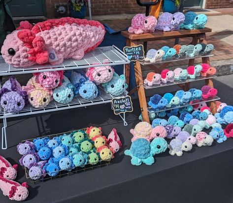 Turtles and Axolotls, before & after the market ✨ This 4ft table in the front of my booth helped draw a LOT of attention! Definitely recommend having a bright colorful display like this near the front so people walking by can easily see it. ➡️ Next market Bristol Borough Sunday Stroll June 9th! ➡️ Patterns Axolotl pattern: Crochet Grove Turtle pattern: Mel's Crocheted Creations ➡️ Display White shelves: stackable pantry shelves from Walmart Gold wire basket: dollar tree Price signs, ch... Plushie Market Display, Crochet Market Display Ideas, Crochet Display Ideas Craft Booths, Crochet Booth Set Up, Market Prep Crochet, Crochet Vendor Display Ideas, Crochet Patterns For Markets, Crochet Stall Display Ideas, Crochet Market Set Up