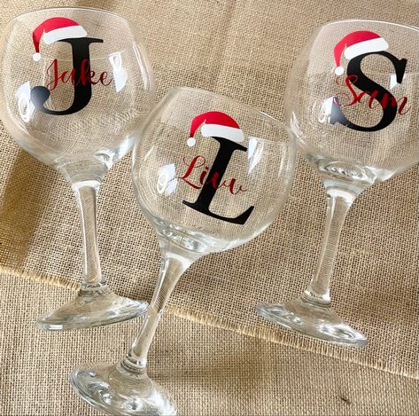 Personalised santa gin glasses. Check out our instagram - happilily.events Diy Cup Decorating, Wine Glass Cricut, Cricut Glasses, Crafty Christmas Gifts, Wine Glass Vinyl, Christmas Gin, Christmas Wine Glasses, Royal Craft, Sublimacion Ideas