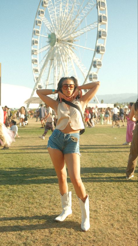 Festival
Coachella
Festival season Music Festival Photoshoot, Music Festival Photo Ideas, Festival Poses Ideas, Festival Photo Op, Coachella Poses, Coachella Photoshoot, Festival Photo Ideas, Festival Poses, Festival Hairstyles