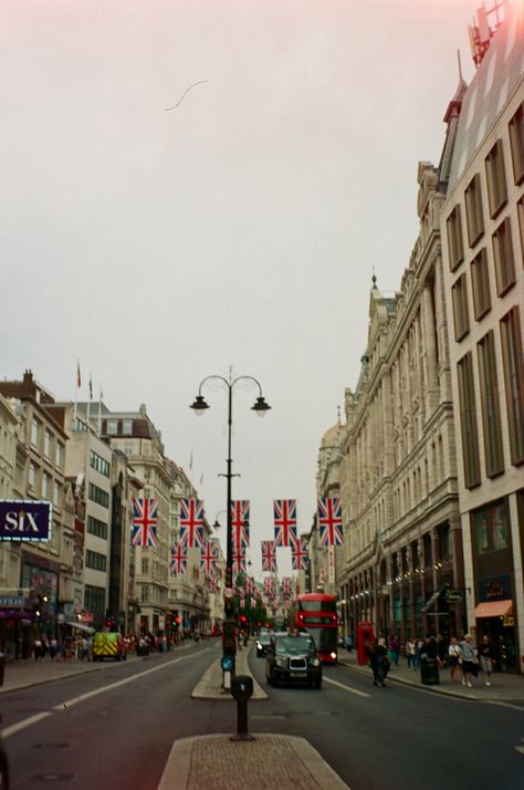 London Film Camera, London Film Aesthetic, London On Film Camera, England Film Photography, Film Photography London, London Film Photography, London On Film, London Girl Aesthetic, Europe Film