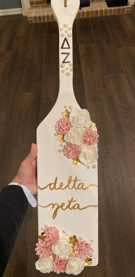 Pastel Paddles Sorority, Floral Paddle Sorority, Sorority Paddles Flowers, Sorority Paddle Designs, Sorority Big Paddles Ideas, Delta Zeta Paddle, Pink Paddle Sorority, Paddle Sorority Ideas, Pink Sorority Paddle