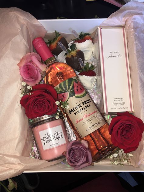 Wine And Candle Gift Basket, Wine Gift Box Ideas, Strawberry Perfume, Big Gift Boxes, Flowers Wine, Rosé Wine, Wine Candles, Candle Basket, Dessert Candles