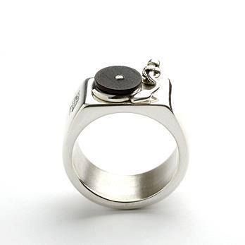 DJ Ring Put A Ring On It, Diy Schmuck, Modern Jewelry, Cute Jewelry, Unique Rings, Turntable, Silver Ring, Jewelry Box, Dj