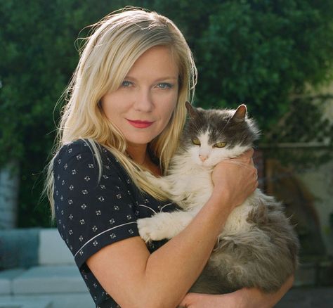 Kristen Dunst, Celebrities With Cats, Famous Cats, Kristin Kreuk, Celebrity Photo, Cat Animal, Famous Movies, Kirsten Dunst, Cat People