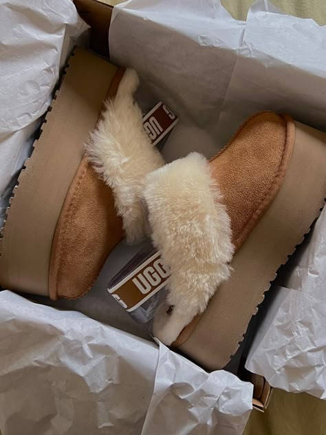 Ugg Aesthetic, Earthy Fits, Ugg Funkette, Ugg Season, Cute Uggs, Ugg Slippers Women, Pretty Sneakers, Chic Tattoo, Baby Uggs