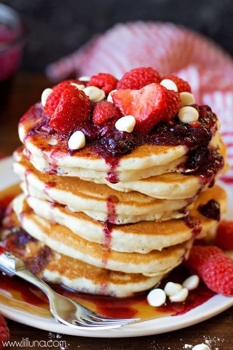 White Chocolate Pancakes with homemade berry syrup and fresh berries and white chocolate on top. They're AMAZING! White Chocolate Chip Pancakes, Homemade Blueberry Pancakes, Blueberry Oatmeal Pancakes, Vegan Blueberry Pancakes, Pancake Syrup Recipe, Funfetti Pancakes, Berry Syrup, Lemon Blueberry Pancakes, Scotch Pancakes