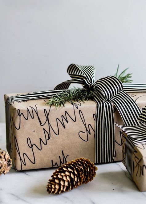 Christmas Gift Wrapping Ideas, Brown Paper Wrapping, Diy Wrapping Paper, Diy Calligraphy, Gift Wrapping Ideas, Gift Wrapping Inspiration, Christmas Cocktail, Recipes Christmas, Diy Wrap