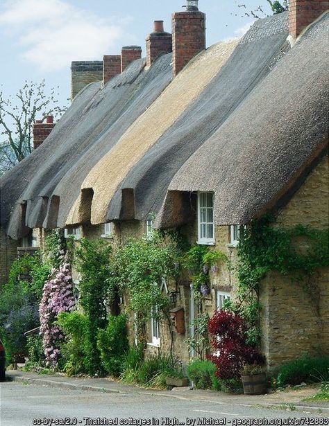 Oxfordshire Thatched Cottages Lovely Houses, Cottage House Designs, English Country Cottages, Cute Cottages, English Cottages, Thatched House, Country Gardens, Lovely Places, Style Cottage