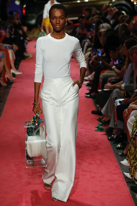 Brandon Maxwell | Ready-to-Wear - Spring 2019 | Look 23 Preppy Spring, Brandon Maxwell, White On White, Street Style Chic, White Outfits, White Fashion, Work Fashion, Primavera Estate, Fashion Classy