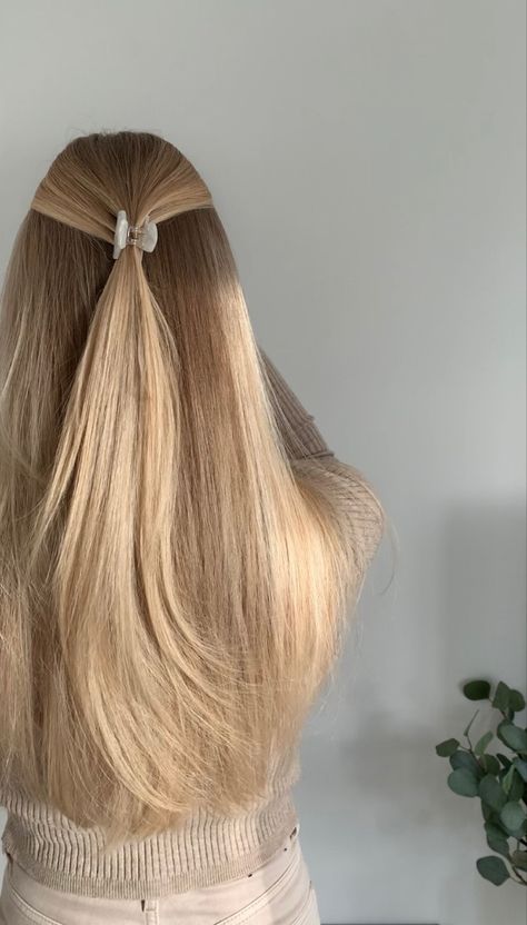 Hair With Small Clips, Hairstyle With Hair Clip, Hairclip Hairstyle, Mini Hair Clip, Mini Hair Clips, Small Hair Clips, Hairstyle Fashion, Blonde Hair Inspiration, Light Hair Color