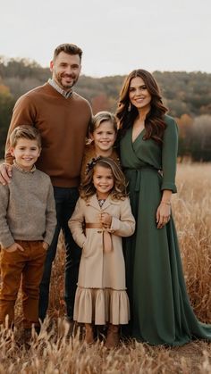 Sage Green Family Photoshoot, Emerald Green Photoshoot Family, Christmas Pictures Family Outfits, Winter Family Photoshoot Outfits, Winter Family Photoshoot, Family Christmas Pictures Outfits, Winter Christmas Outfits, Winter Family Pictures, Family Christmas Photos