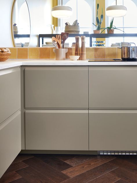 Ikea Kitchen Inspiration, Ikea Metod Kitchen, Beige Kitchen Cabinets, Ikea Pantry, Walnut Kitchen Cabinets, My Kitchen Rules, Ikea Inspiration, Beige Cabinets, Warm Kitchen