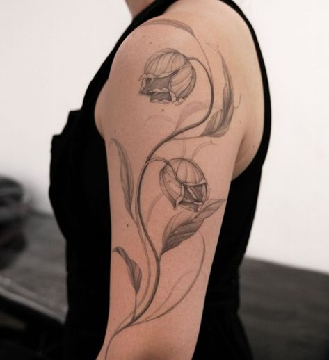 25 Flow Tattoos That Are All About Fluidity, Freedom, And Creativity Freehand Flower Tattoo, Flow Tattoo, Abstract Flower Tattoos, Feminine Tattoo Ideas, Love Being Single, Understanding Women, Feminine Tattoo, Natural Contour, Sagittarius And Capricorn