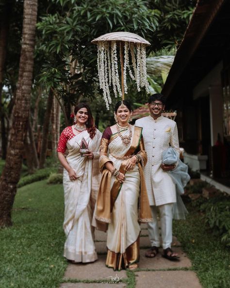 South Indian Bride Entry Ideas, Mallu Wedding Saree, Simple Wedding Look Indian Bride, Telugu Bride Photoshoot, Elegant South Indian Bride, Telugu Wedding Saree Brides, Floral Umbrella Wedding, Maroon Wedding Saree South Indian, Simple Hindu Bride Kerala