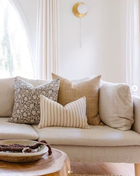 Pretty neutral pillow combination on a stunning cream sofa! Tan Pillow, Pillow Combo, Beige Couch, Tan Pillows, Pillow Combos, Throw Pillows Living Room, Ideas Hogar, Living Room Pillows, Living Room Inspo