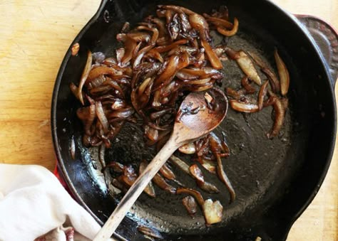 How to Caramelize Onions Carmalize Onions, Caramel Onions, Lentil Sloppy Joes, Arugula Pizza, Caramelized Onions Recipe, Onion Rolls, Carmelized Onions, French Onion Soup Recipe, Beef Bone Broth