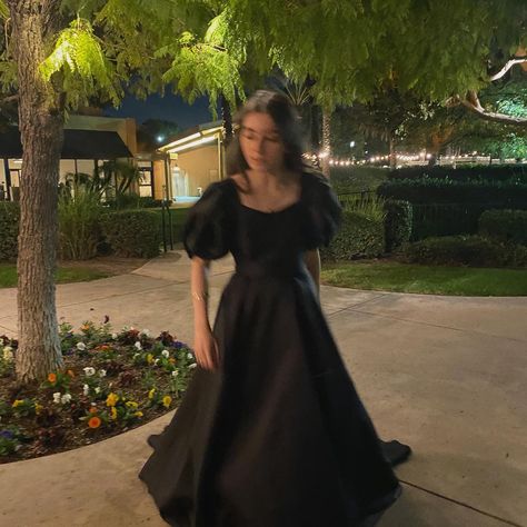 Modest Party Wear Dresses, Modest Party Dress Elegant, Elegant Modest Dresses Prom, Modest Teen Dresses, Dress For Prom Night Classy, Farwell Idea Dress, Black Formal Dress With Sleeves, Dress For Farewell, Farewell Dress Ideas