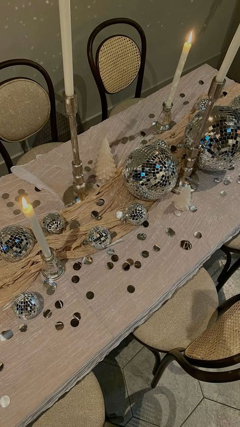 Glam Party Table Decor, Glam Birthday Decorations, Glam Party Theme Ideas, Glitter Table Decorations, Glitz And Glam Decor Party, Dinner Table Birthday Decor, Glitz And Glam Table Decorations, Glitz And Glam 21st Birthday Party, Disco Dinner Party Table