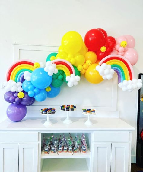 Some rainbows and smiles to start the week off right! How cute is this setup by @blownpdxballoons? 💛 #qualatex #balloons #balloondecor… | Instagram Rainbow Balloon Garland, Baloon Garland, Qualatex Balloons, Rainbow Balloons, Heart Balloons, Rainbow Heart, Balloon Arch, Balloon Garland, Balloon Decorations