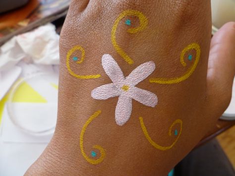 Easy Small Face Paint Ideas, Basic Face Paint, Arm Face Painting Easy, Yellow Face Paint, Art Painting Easy, Small Flower Face Paint, Easter Face Paint, Easy Face Painting Designs, Festival Face Paint