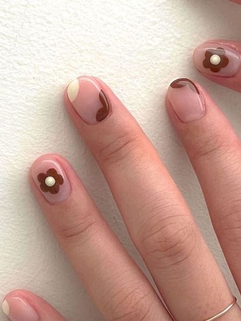 Brown and white negative space short nails with a flower accent Space Nail Art, Brown Nail Designs, Nail Designs Bling, Nail Designs And Colors, Negative Space Nail Art, Brown Nails Design, Minimal Nails Art, Brown Nail, Beauty Hacks Nails