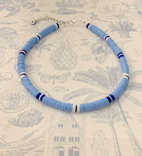 Clay Bead Surf Necklace, Kiara Outer Banks Necklace, Blue Necklace Beads, Clay Bead Necklace Ideas, Clay Bead Choker, Outer Banks Necklace, Flat Bead Necklace, Kiara Outer Banks, Surf Bracelets