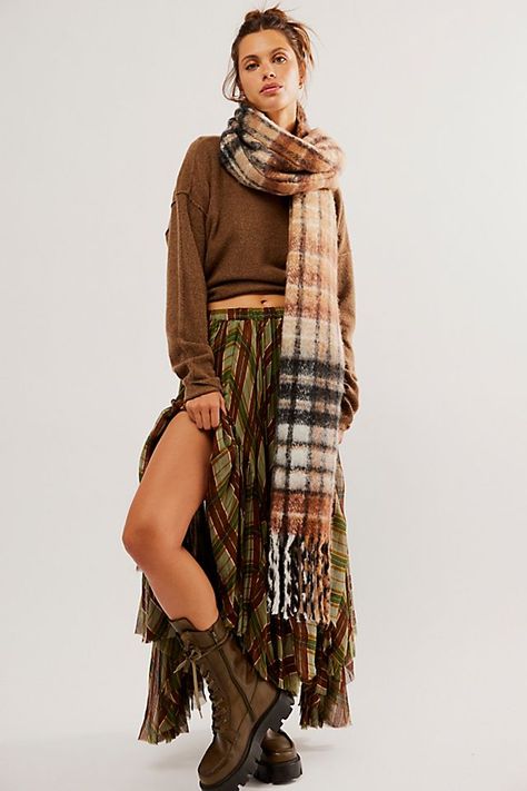 Hipster Outfits For Women, Boho Winter Outfits, Printed Maxi Skirt, Winter Boho, Free People Style, Hipster Outfits, Printed Skirt, Free People Skirt, Free People Clothing