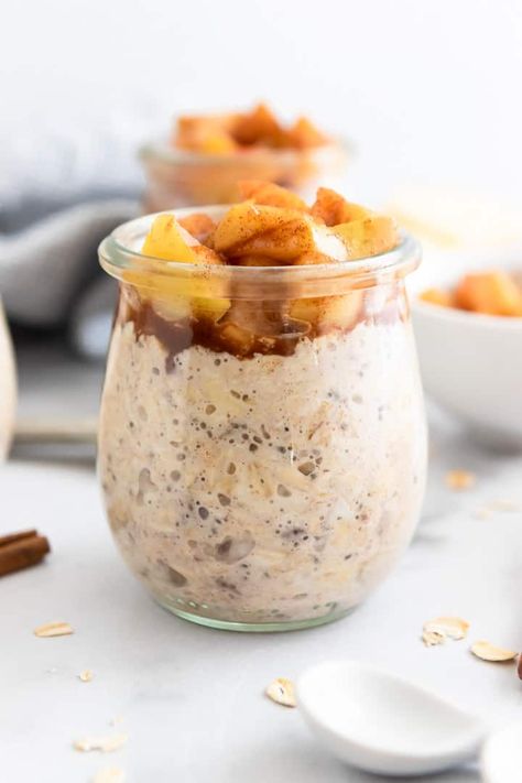 Apple pie for breakfast with these Apple Pie Overnight Oats is the perfect cozy way to have your favorite treat in the morning. Warm, cinnamon apples, a hint of maple, chia seeds and more make this an easy make ahead breakfast the family will love! #applepie #overnightoats #appleoats #applecinnamon #breakfastideas #mealprep #appleovernightoats Peach Overnight Oats, Apple Pie Overnight Oats, Apple Overnight Oats, Dietitian Recipes, Prep Breakfast, Parfait Breakfast, Vegetarian Breakfast Recipes, Overnight Oatmeal, Oats Recipe