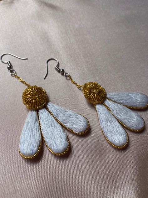 Embroidery Earrings Diy Handmade, Embroidery Earrings Tutorial, Diy Jewelry Videos, Embroidery Earrings, Jewels Diy, Beaded Flowers Patterns, Hand Embroidery Patterns Flowers, Hand Embroidery Flowers, Handmade Fashion Jewelry