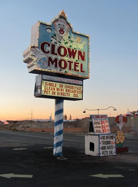 America's Scariest Motel - Tonopah, Nevada’s Clown Motel Clown Motel, Motel Sign, Desert Decor, Parc D'attraction, Creepy Clown, Scary Places, The Clown, Old Signs, Haunted Places