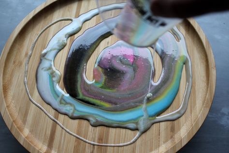 Marbled Resin Round Serving Tray DIY! This uniquely colorful marbled resin tray is perfect for serving up warm cocoa on a cold day. Serving Tray Diy, Diy Jewelry Tray, Resin Serving Tray, Diy Resin Tray, Diy Serving Tray, Marbled Resin, Epoxy Resin Diy, Round Serving Tray, Diy Tray