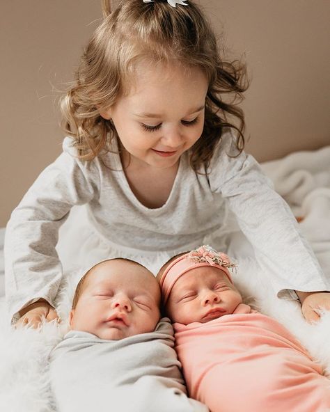 Twin Newborn Photography With Siblings, Twin Newborn Pictures, Twin Babies Pictures, Newborn Twin Photos, Twin Baby Photography, Twin Baby Photos, Twin Newborn, Newborn Twins Photography, Twin Pictures