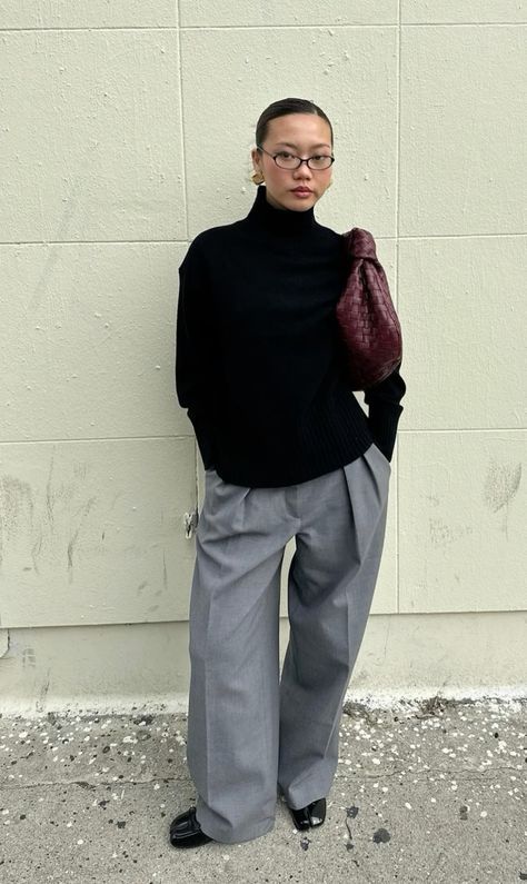 Grey Pantalon Outfit, Grey Work Pants Outfit, Classic Aesthetic Outfits, London Outfit Ideas Winter, Uni Outfit Ideas, Office Streetwear, Vampire Bride, Sandal Tali, Indie Vibes