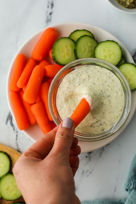 Pesto Dip Creamy Pesto Dip, Barilla Pesto, Pesto Dip, Caramelized Onion Dip, Creamy Pesto, Easy Dips, Sandwich Spread, How To Make Pesto, Veggie Dip