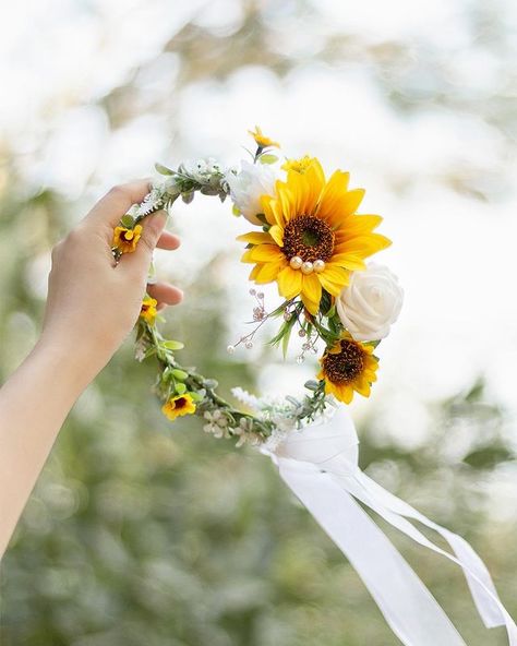 Flower Crown For Flower Girl, Sunflower Wedding Theme, Sunflower Cottage, Handmade Bouquet, Sunflower Wedding Bouquet, Sunflower Themed Wedding, Flower Girl Bouquet, Vintage Wedding Decor, Handmade Bouquets