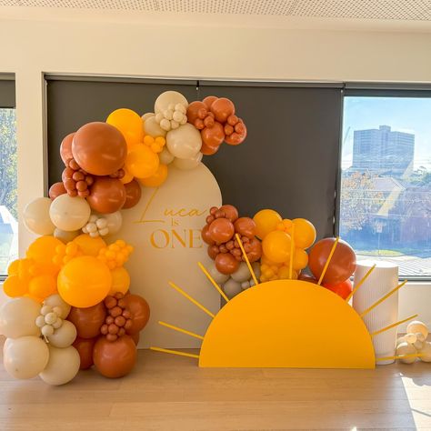 Sun Theme Birthday Party Decorations, A Little Ray Of Sunshine Is On The Way, Sunshine Balloons, Ray Of Sunshine Baby Shower Ideas, Sun Party Decorations, Sunshine Themed Party, Sunshine Party Ideas, Sunshine Baby Shower Theme, Fall Birthday Decorations