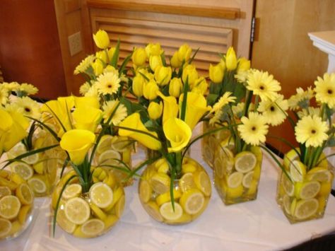 centerpieces Lemon Centerpiece, Yellow Centerpieces, Lemon Centerpieces, Unique Wedding Centerpieces, Italian Party, Sunflower Party, Gorgeous Centerpieces, Spring Centerpiece, Lemon Slices