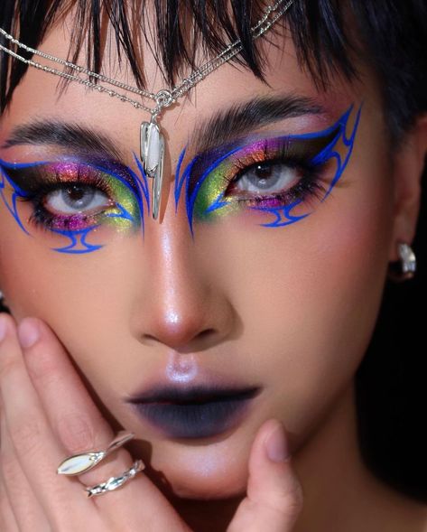 Futuristic Makeup Sci Fi, Carnaval Makeup, Graphic Liners, Futuristic Makeup, Makeup Ojos, Punk Makeup, Halloween Makeup Inspiration, Creative Eye Makeup, Creative Makeup Looks