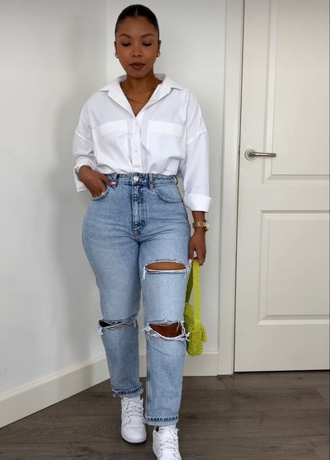 White T Shirt And Blazer Outfit, Button Up Shirt With Sneakers Women, Button Down And Sneakers Outfit, Boyfriend Jeans Outfit Summer Casual Sneakers, White Shirt And Jeans Outfit Sneakers, Mons Jeans, Demin On Demin Outfits, Boyfriend Shirt Outfits, Trending Jeans