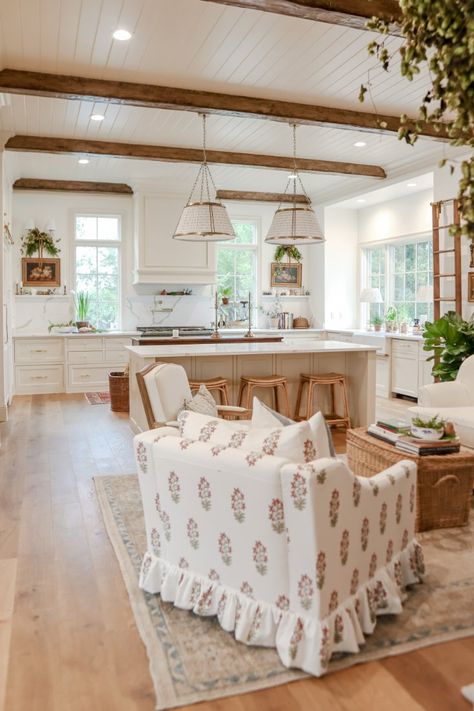 Farmhouse Remodel Interior, Light Home Design, Southern Living Living Room Ideas, Hearth Room Ideas Off Kitchen, Antique Home Renovation, Traditional Southern Home Decor Kitchen, Southern Home Style, Antique House Design, Southern Style Interior Design