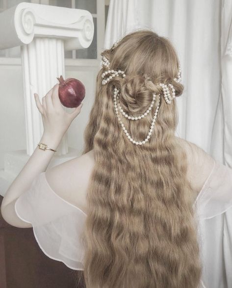 Fantasy Bridal Hair, Wedding Hairstyles Fairy, Blond Princess Aesthetic, Vintage Hair Styles Long Hair, Hair With Pearls In It, Princess Hairstyles Aesthetic, Renfaire Hair, Ethereal Wedding Hair, Romantic Hairstyles