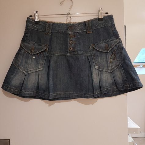 Pleated Denim Skirt Outfits, Grey Jeans Y2k Outfit, Jean Skirt Pleated, Jean Pleated Skirt Outfit, Jean Pleated Skirt, Denim Skirt Aesthetic, Mini Denim Pleated Skirt, Y2k High Waist Pleated Denim Skirt, Denim Skirt Pleated