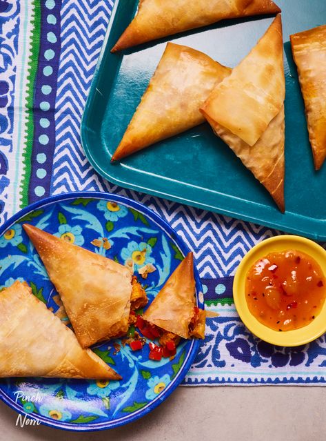 Chicken Tikka Samosas - Pinch Of Nom Filo Parcels, Asian Dinner, Reheat Chicken, Pinch Of Nom, Low Calorie Cooking, Indian Chicken, Dinner Party Menu, Chicken Tikka Masala, Chicken Tikka