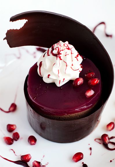 Fancy Desserts Presentation, Pomegranate Chocolate, Pomegranate Dessert, Chocolate Desserts Fancy, French Cakes, Mousse Cake Decoration, Fancy Desserts Recipes, Mousse Cake Recipe, Easy Chocolate Desserts