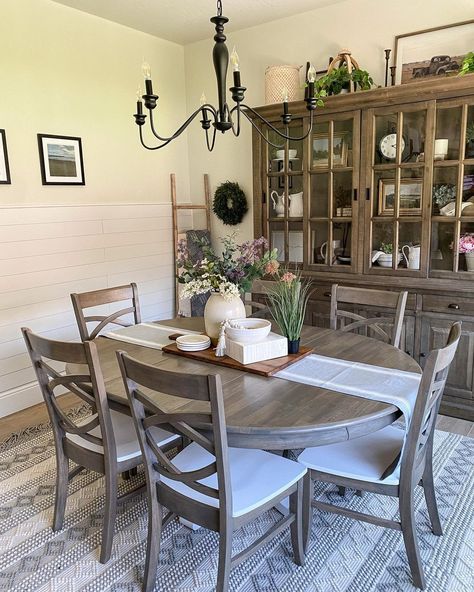 Oval Table Runners, Oval Dining Table Design, Oval Dining Room Table Decor, Brown Table White Chairs, Oval Dining Room Table Decor Ideas, Oval Dining Table Makeover, Oval Dining Table Decor, White Oval Dining Table, Oval Extendable Dining Table