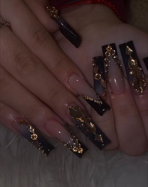 Birthday Nails With Black Dress, Nails For Black Dress Ideas, Xv Nails Black, Black And Gold Quinceanera Centerpieces, Gold Black Nails Ideas, Black And Gold Nails Wedding, Masquerade Theme Nails, Sweet 16 Dresses Black And Gold, Gold Black Acrylic Nails