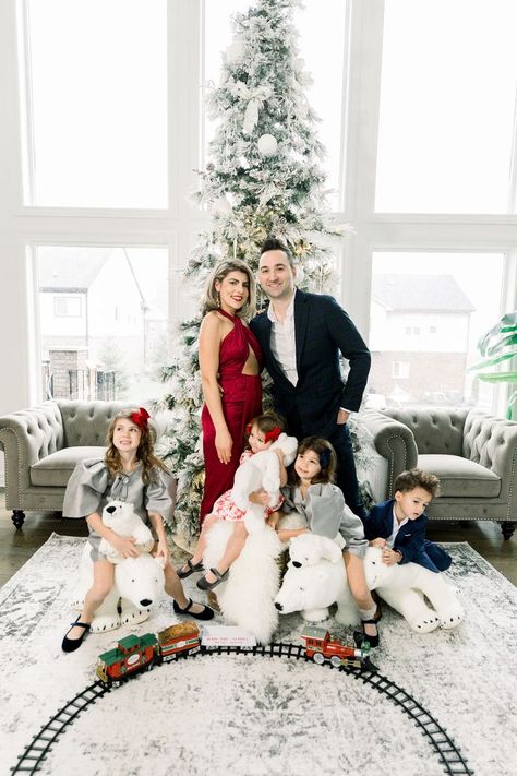 Fancy Holiday Outfits, Polar Bear Christmas Tree, Christmas Outfit Ideas For Family, Christmas Tree Photography, Christmas Photo Shoot, Family Christmas Outfits, Trendy Family, Christmas Outfit Ideas, Trendy Christmas Outfits