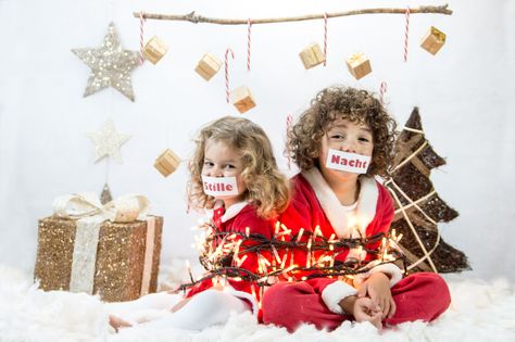 Sister Christmas Photoshoot, Christmas Mini Shoot, Christmas Photography Family, Christmas Party Backdrop, Christmas Baby Pictures, Night Kids, Pijama Party, Christmas Shoot, Sister Christmas