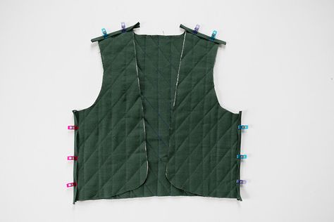 Tutorial: How To Make A Quilted Linen Vest – the thread Easy Vest Sewing Pattern, Diy Quilted Vest Pattern, Quilted Gilet Pattern, Quilted Vest Patterns, Quilted Waistcoat Pattern, Free Quilted Vest Pattern, Linen Vest Pattern, Linen Vest Sewing Pattern, Vest Diy Pattern